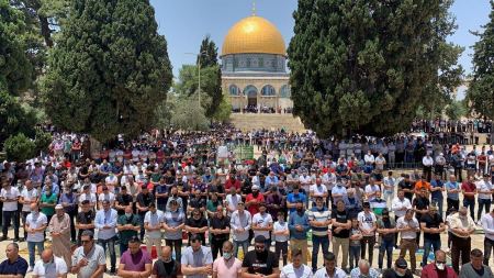 الآلاف يؤدون صلاة الجمعة في المسجد الاقصى